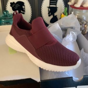 New size 9 burgundy elastic band active sneaker Torrid